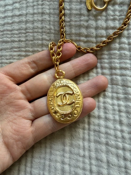 ✨Vintage Chanel CC Medallion Chain Necklace Gold Tone ✨ - Picture 6 of 7